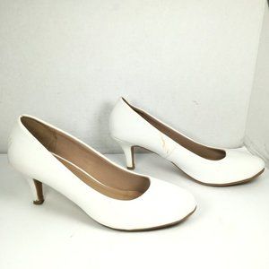 Bella Hanna Round Toe White Heels Size 9 Pumps